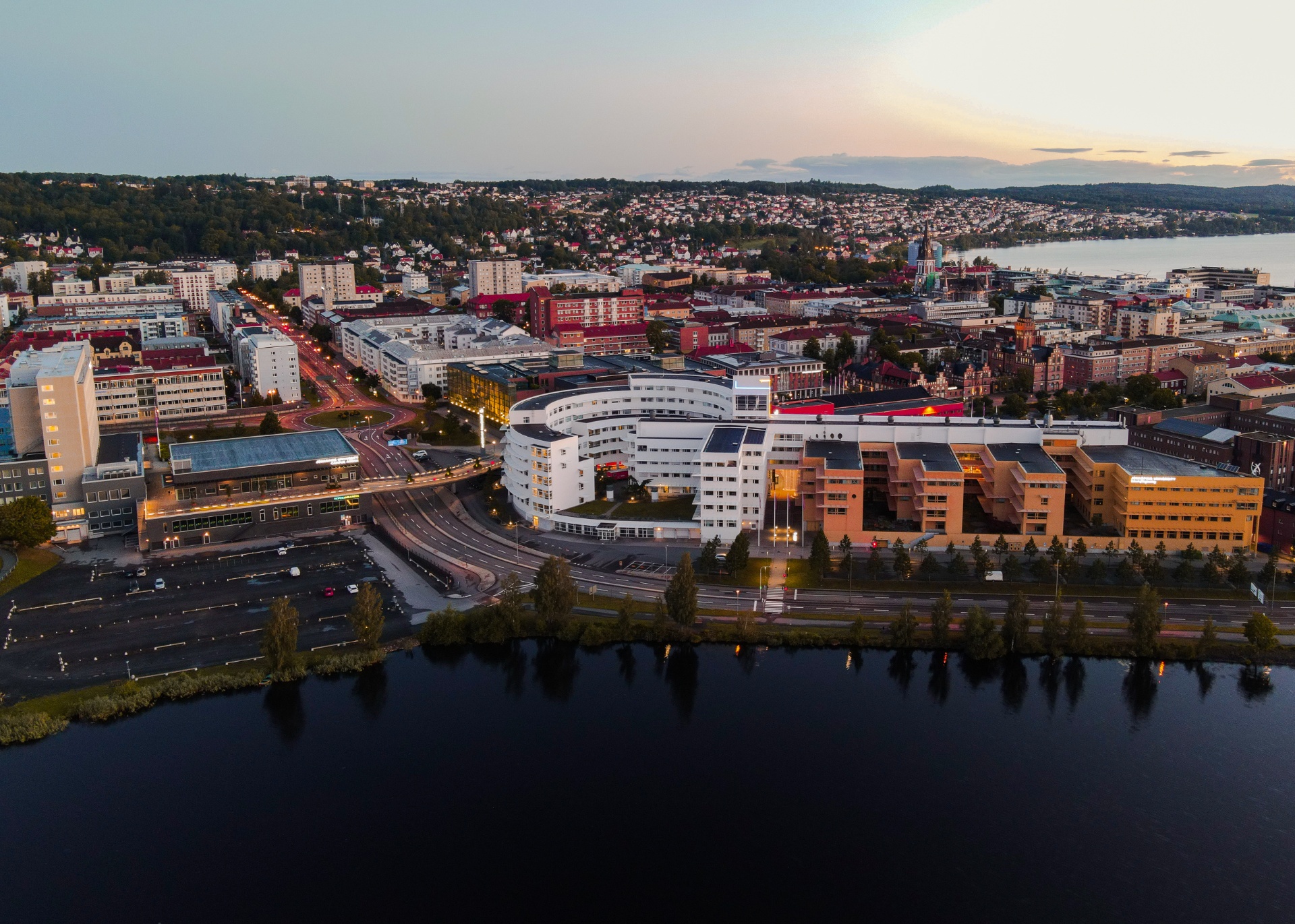 Jönköping University campus by the lake